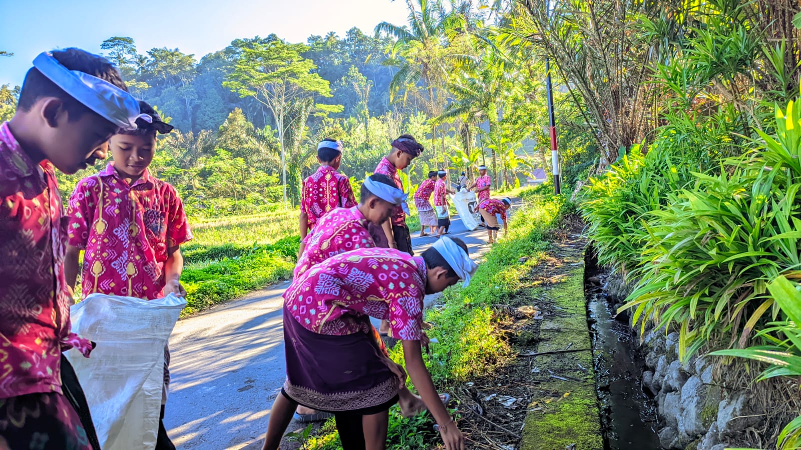 Pemungutan Sampah Plastik oleh Siswa SDN 2 Duda Timur